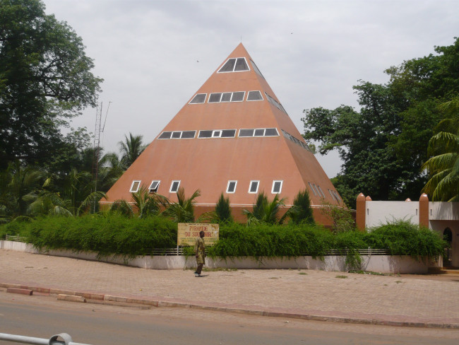 Tour d'afrique_BamakoCarré des martyrs_ BamakoPyramide du souvenir Bamako